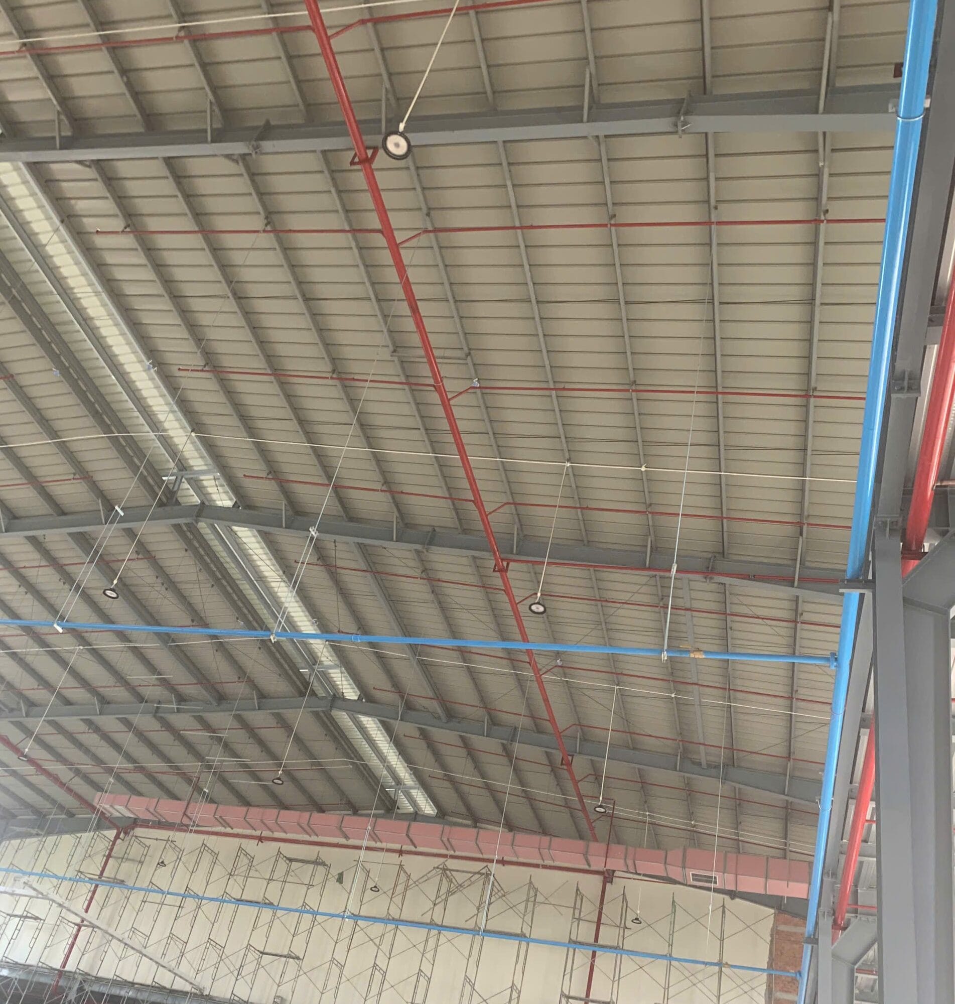 Hệ thống ống gió kết hợp đường ống khí nén cho kho xưởng